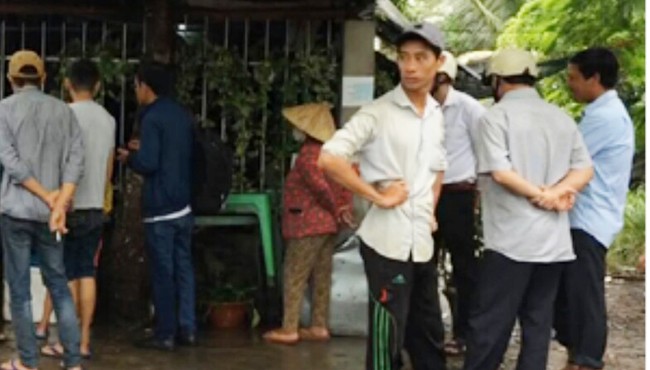 Cãi nhau với chồng, bà chủ lò bánh mì treo cổ chết trong nhà vệ sinh