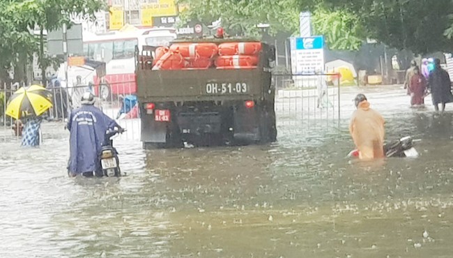 Phú Quốc có nơi ngập sâu 1m, hơn 1.500 người giúp dân chống ngập lịch sử