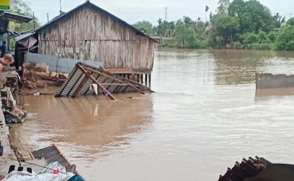 Gần chục căn nhà đổ nhào xuống sông trong đêm