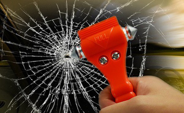 Giám định ôtô biển số xanh bị xã đội trưởng đập phá ở Cà Mau