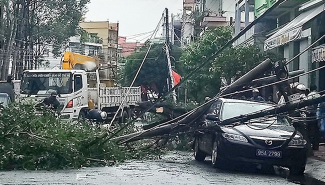 Bí thư thành ủy ở Hậu Giang lý giải việc ôtô bị trụ điện ngã đè trúng