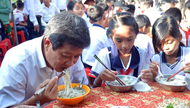 Ông Đoàn Ngọc Hải bưng phở mời nhiều học sinh ở Cà Mau