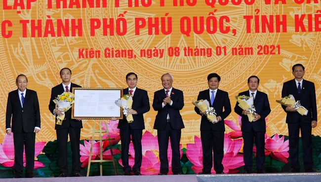 Huyện đảo Phú Quốc chính thức lên Thành phố 