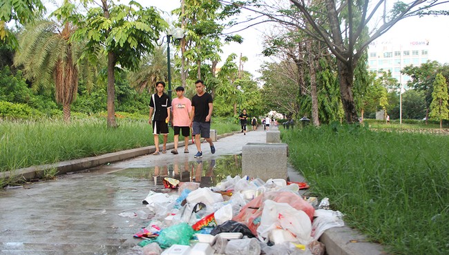 Rác ngập ngụa ở Công viên gần nghìn tỷ giữa Thủ đô 