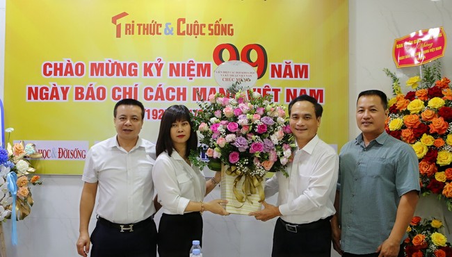 Phó Chủ tịch VUSTA Phạm Ngọc Linh thăm chúc mừng Báo Tri thức và Cuộc sống