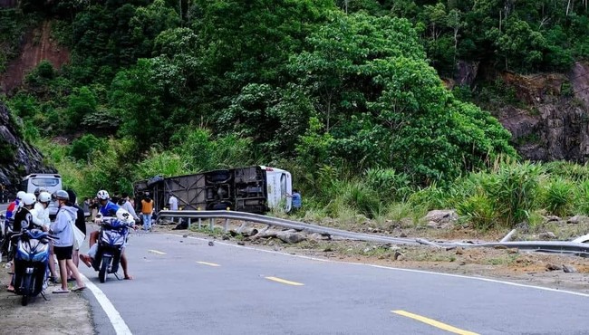 Du khách nước ngoài bị thương do tai nạn lật xe trên đèo Khánh Lê, giờ ra sao?