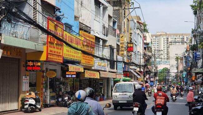 Truy bắt đối tượng táo tợn nghi cướp tiệm vàng ở TP HCM giữa ban ngày