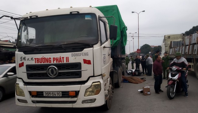 Camera tiết lộ nguyên nhân vụ container cán đôi nam nữ đi SH