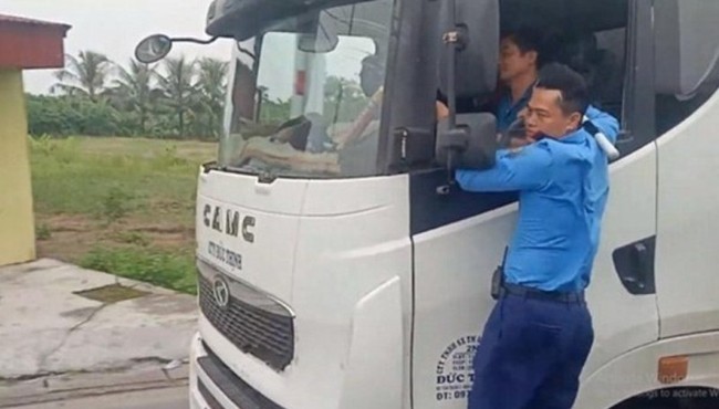 Thanh tra Giao thông bám cửa ôtô quãng đường hơn 3km