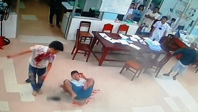 Đang nằm cấp cứu vẫn lấy kéo của bác sĩ đâm đối thủ trọng thương
