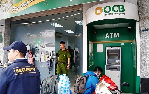 Bịt mặt xông vào trụ ATM của ngân hàng Phương Đông cạy phá lấy tiền