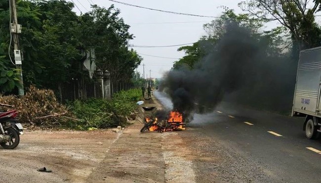 Chém đối thủ trọng thương rồi đốt luôn xe máy