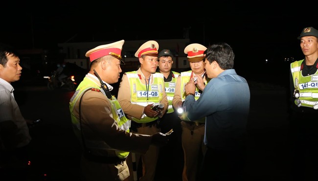 CSGT phạt phó phòng Giáo dục say rượu lái xe 35 triệu, treo bằng 23 tháng