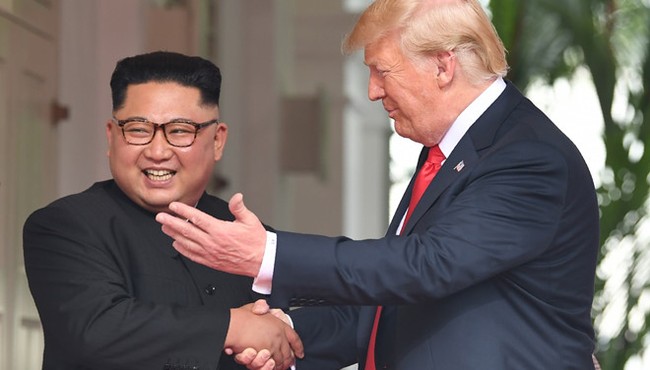 Hình ảnh thân thiết nồng ấm của Tổng thống Donald Trump và Chủ tịch Kim Jong-un