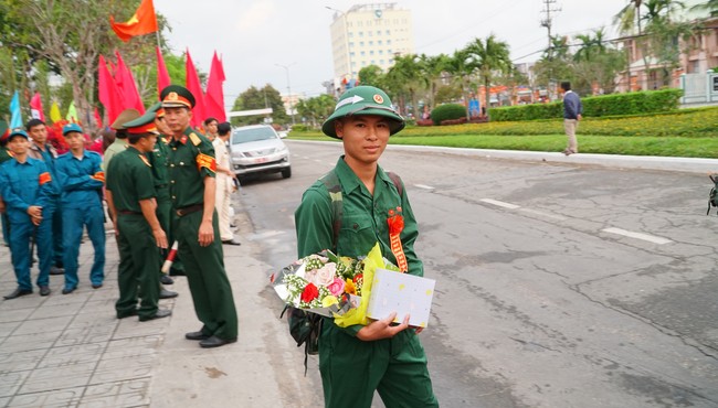 Cử nhân báo chí tình nguyện nhập ngũ phục vụ lâu dài trong quân đội