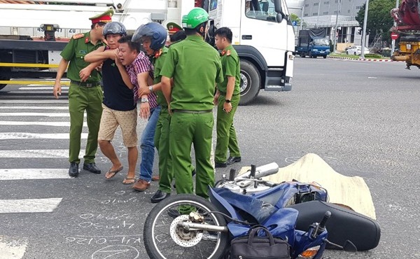 Con trai gào khóc bên thi thể cha bị xe tải cán ở giao lộ