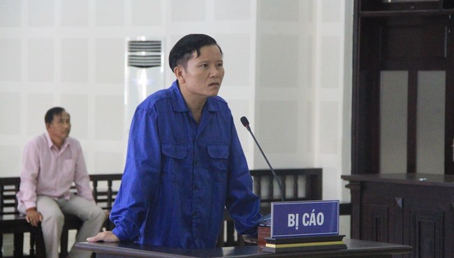 Rút dao đâm hàng xóm trọng thương vì nghi tiếp tay cho vợ mình ngoại tình