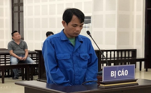 Bị nhắc nhở mang nhầm dép, gã trai ở Đà Nẵng rút dao đâm 2 người 