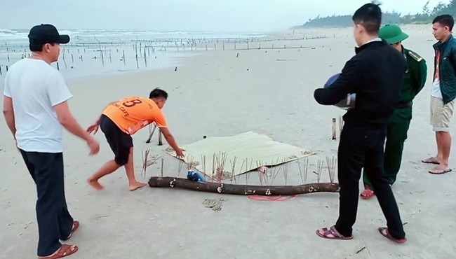 Xác người không đầu trôi vào bờ biển Quảng Nam