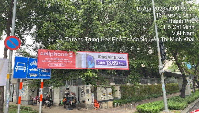 CellphoneS 'đại náo' đường phố bằng các băng rôn quảng cáo sai phạm