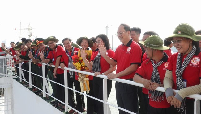 Đoàn đại biểu TP HCM thăm quần đảo Trường Sa và nhà giàn DK1