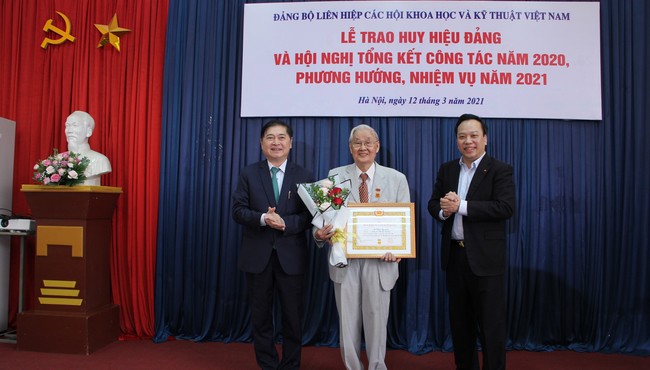 Trao Huy hiệu Đảng cho các Đảng viên của Liên hiệp Hội Việt Nam