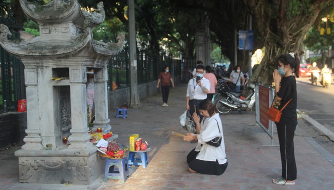 Sĩ tử khấn vái bia “Hạ Mã“: Tâm linh nhưng đừng mê tín 