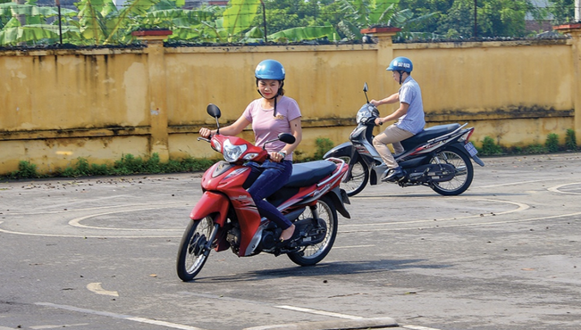 Giấy phép lái xe ô tô còn hiệu lực được miễn sát hạch lý thuyết xe máy