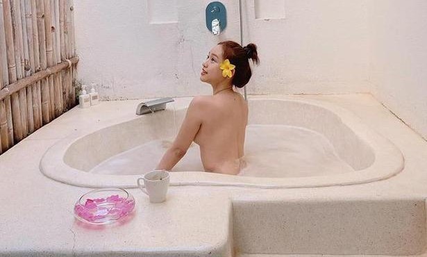 Hàng loạt 'hot girl' tránh nóng với loạt ảnh nude quyến rũ