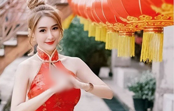 Gái xinh mặc sườn xám đi lễ chùa phản cảm, tưởng đẹp ai dè...