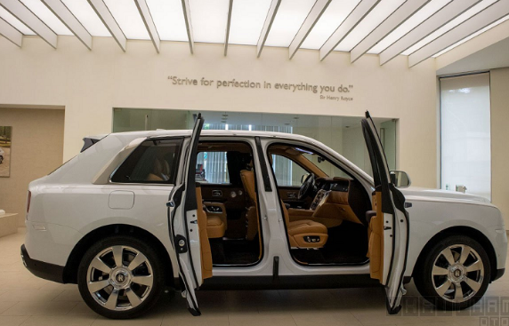 Vẻ đẹp Rolls-Royce Cullinan chính hãng tại Việt Nam