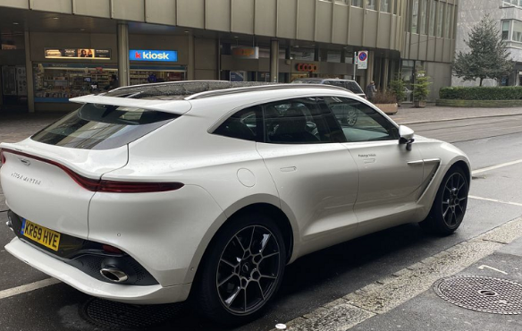 Ngẩn ngơ ngắm SUV Aston Martin DBX xuống phố