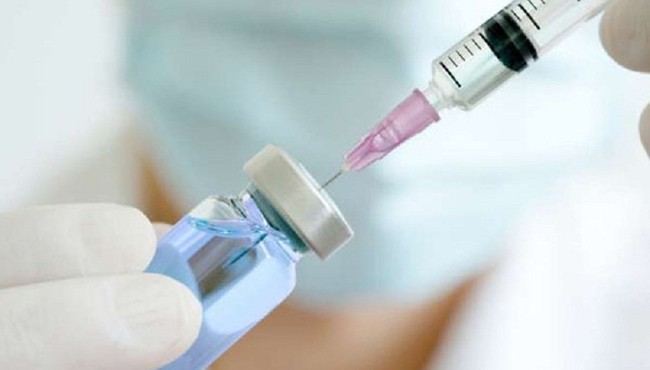 Dân kéo nhau đi tiêm vaccine phế cầu, có phòng được Covid-19?