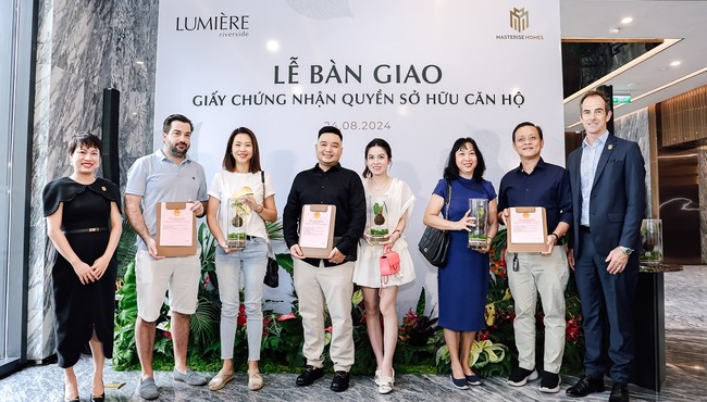 Masterise Homes bàn giao sổ hồng cho cư dân LUMIÈRE riverside đúng cam kết