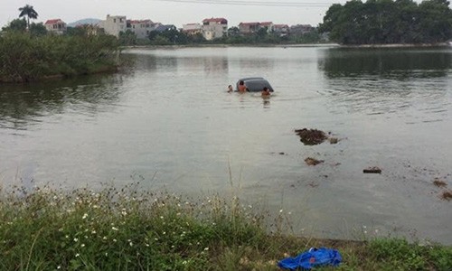 Nữ tài xế lái xe húc hai em bé rồi “bay” xuống hồ