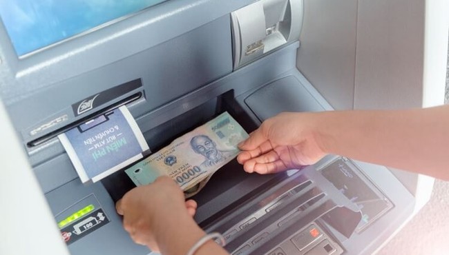 Khách “tố” dịch vụ nộp tiền tại cây MBbank “lởm”, bị giữ hơn 80 triệu 10 ngày