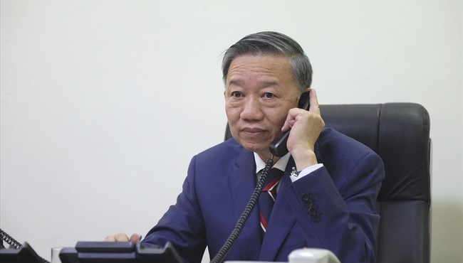 Bộ trưởng Công an Tô Lâm điện đàm với Bộ trưởng Nội vụ Anh về 39 người chết trong container