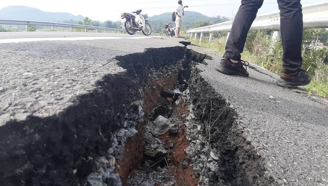 Nhiều vết nứt khổng lồ như động đất ở đường dẫn cao tốc Đà Nẵng - Quảng Ngãi