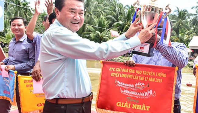Vì sao bí thư huyện ở Sóc Trăng nhỏ tuổi hơn em ruột?