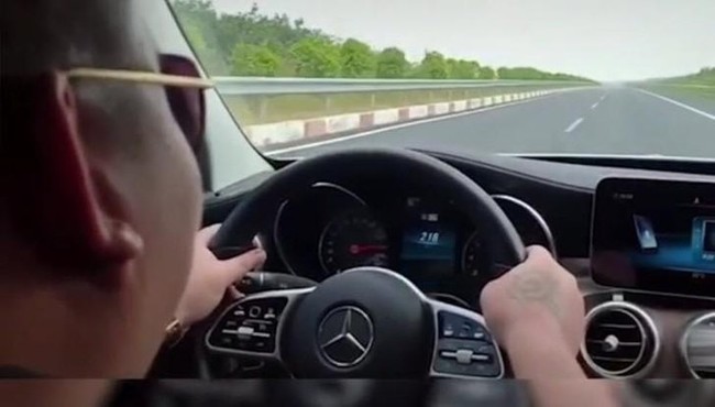 Clip tài xế chạy Mercesdes tốc độ 'bàn thờ' 234 km/h trên cao tốc Long Thành - Dầu Giây