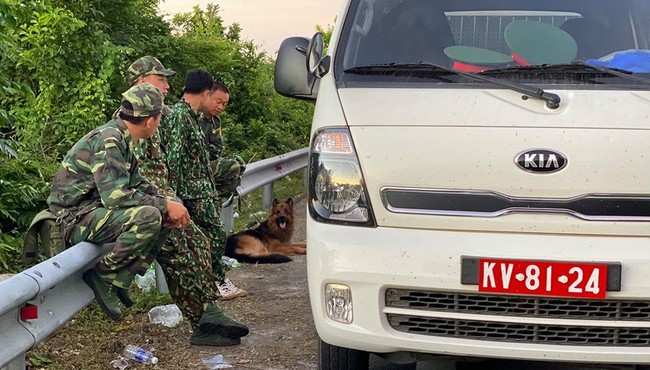 Cận cảnh hàng trăm cảnh sát, quân đội ôm súng ráo riết truy lùng kẻ vượt ngục trốn ở đèo Hải Vân