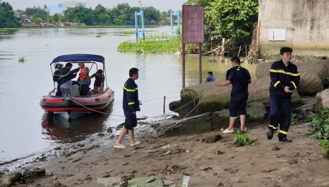 Bị 'giang hồ đòi nợ', người đàn ông nhảy sông Sài Gòn tự tử