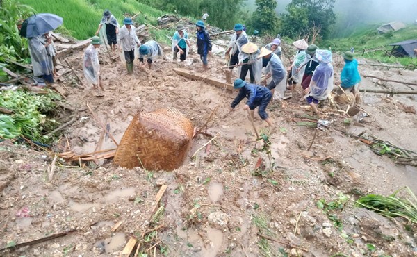 Thành phố Hà Giang chìm trong biển nước, 2 mẹ con bị vùi chết