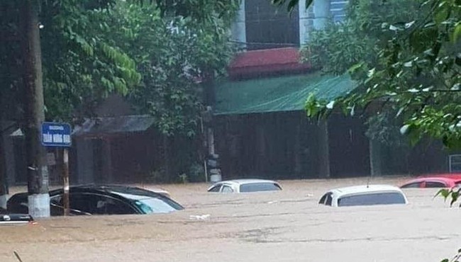 Hình ảnh hàng trăm chiếc ô tô chìm trong biển nước ở Hà Giang 