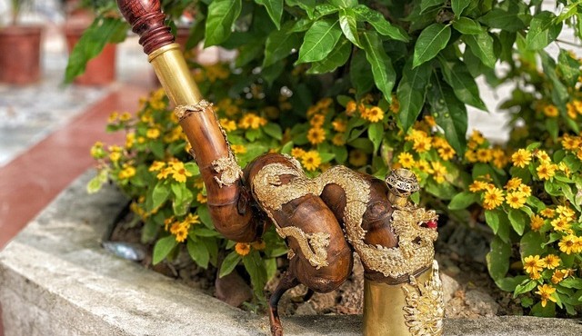 Chiếc điếu cày dát vàng, đại gia có tiền cũng không thể sở hữu