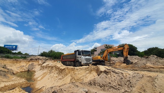 Bắt quả tang khai thác cát trái phép ngay cửa ngõ TP.Vũng Tàu