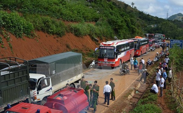 Mưa lớn bùn đất tràn mặt đường Quốc lộ 6, xe cộ dồn ứ 