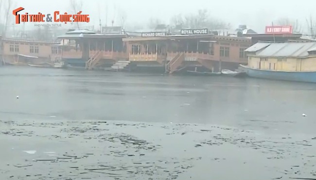 Hồ Dal ở Srinagar đóng băng khi nhiệt độ giảm xuống -5°C