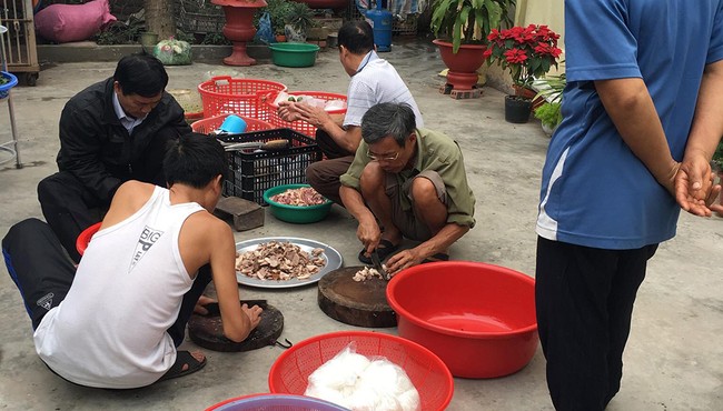 Ảnh: Đấng mày râu vào bếp chuẩn đại tiệc 8/3 cho chị em 