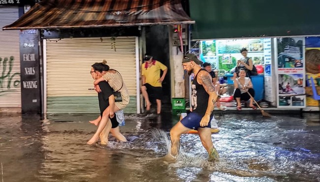 CĐM tới tấp khoe ảnh “Hà Nội phố cũng như sông“